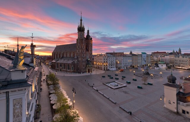 Kościół Mariacki, Rynek Główny, Wschód słońca fot. Paweł Krzan.jpg